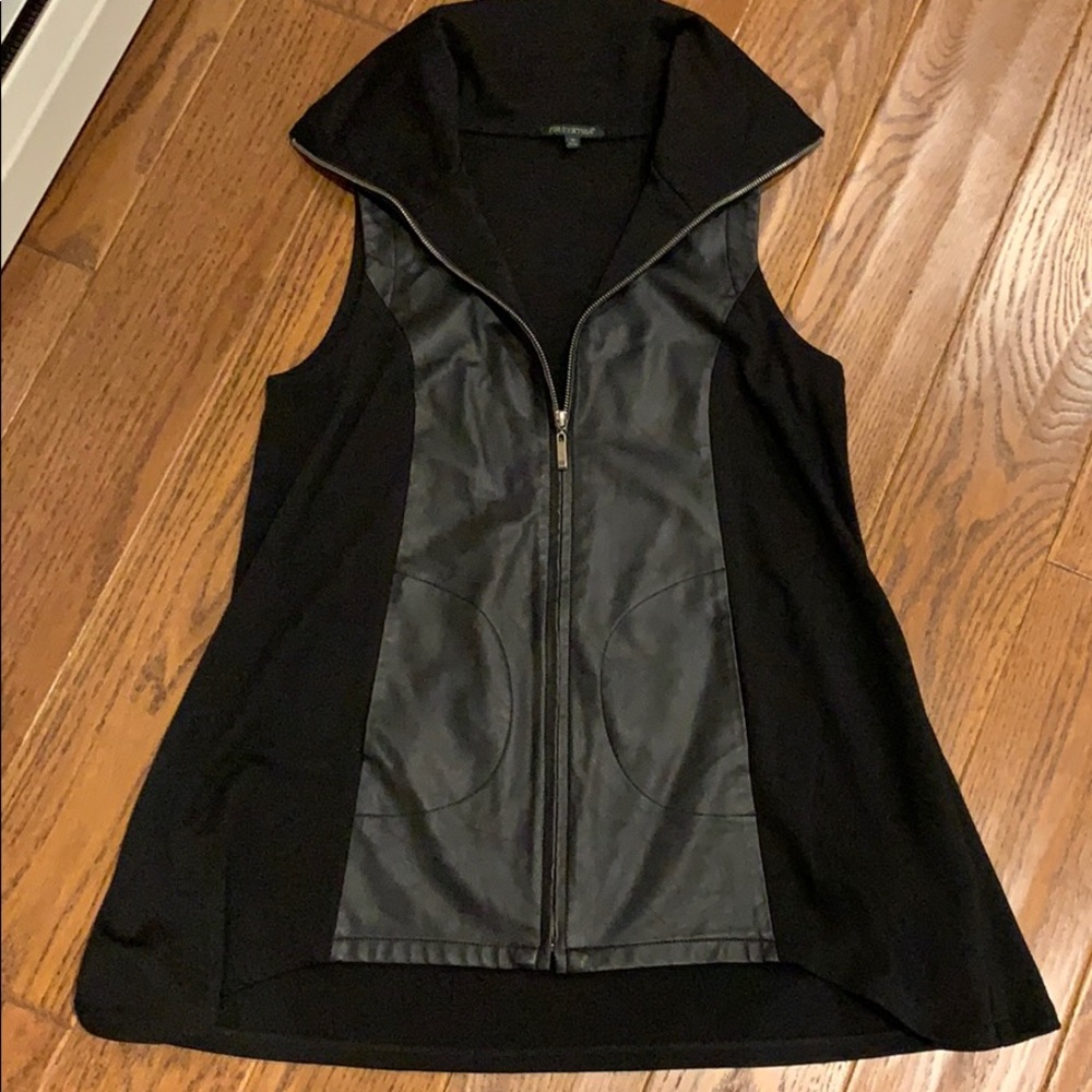 Faux leather trimmed vest with pockets! 🌹